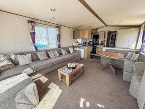 Η κουζίνα ή μικρή κουζίνα στο Homely 6 Berth Caravan At Belle Aire Holiday Park Ref 00044Ba