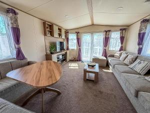 Μια τηλεόραση ή/και κέντρο ψυχαγωγίας στο Homely 6 Berth Caravan At Belle Aire Holiday Park Ref 00044Ba