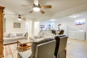 Una sala de estar con un sofá y un ventilador de techo. en 5 Mi to Trilith Studios Apt with Furnished Pergola, en Fayetteville 17 fotos más