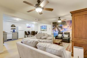Una sala de estar con un sofá y un ventilador de techo. en 5 Mi to Trilith Studios Apt with Furnished Pergola, en Fayetteville