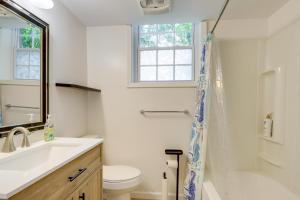 Un baño con inodoro, lavabo y ducha. en 5 Mi to Trilith Studios Apt with Furnished Pergola, en Fayetteville