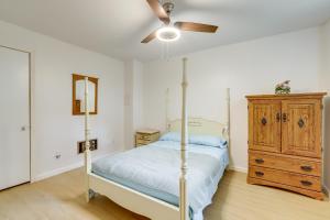 Un dormitorio con una cama y un ventilador de techo. en 5 Mi to Trilith Studios Apt with Furnished Pergola, en Fayetteville