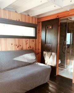 HolaCamp Sitges Garrofer客房内的一张或多张床位