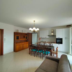 eine Küche und ein Esszimmer mit Tisch und Stühlen in der Unterkunft Appartamento 2 a Marta nel Lago di Bolsena in Marta