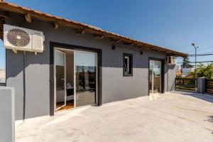 una villa con vistas a una casa en Alojamiento temporal La Josefina, en Tandil