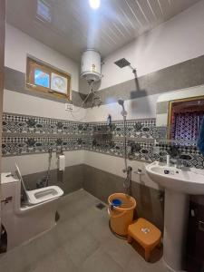 齐拉克普尔Hotel New Infraview - luxuries rooms with Cooled AC的带水槽和马桶的浴室