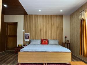 齐拉克普尔Hotel New Infraview - luxuries rooms with Cooled AC的一间卧室配有一张带蓝色床罩的床