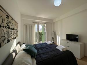 Un dormitorio con una cama y un televisor. en Casa Mirandola in Contra' Sant' Andrea, en Vicenza