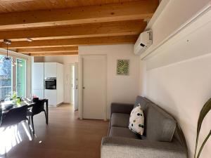 una sala de estar con un sofá y una mesa en Casa Mirandola in Contra' Sant' Andrea, en Vicenza