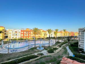 a view of a swimming pool at a resort at Porto Matrouh in Marsa Matruh