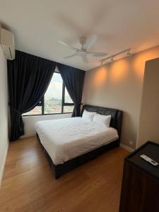 una camera da letto con un letto e una grande finestra di Edumetro B09 3 Bedroom Subang Sunway By MICASA GROUP a Subang Jaya Altre 17 foto