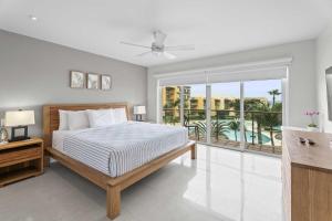 Postel nebo postele na pokoji v ubytování Beachfront - Precious Ruby 2BR condo - BC355 + 50 fotografií