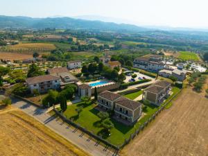 an aerial view of a house with a yard at Agriturismo La Vecchia Torre in San Nicola Manfredi