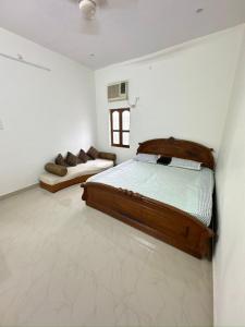 バラナシにあるSukoon Bagh Staysの部屋にベッドが2つある寝室