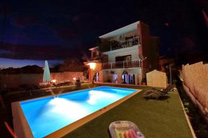 ビビニェにあるApartment Gogaの夜の家の前のプール