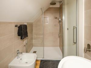 Un baño con ducha, lavabo e inodoro. en E-bike e tennis gratuiti -2 min Piana Vigezzo ski-, en Craveggia