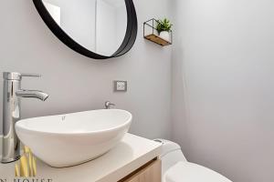 a bathroom with a white sink and a mirror at Aria Living 200 - Vibrant Apartment in Laureles in Guayaquil