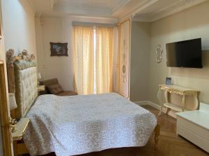 a bedroom with a bed and a flat screen tv at Maison de luxe in Naples