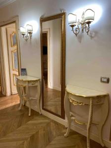a dressing room with a mirror and a dressing table at Maison de luxe in Naples +16 photos