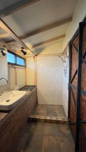 Ένα μπάνιο στο Cozy Nature Cabin in Mae Rim