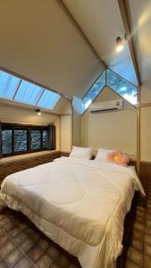 Ένα ή περισσότερα κρεβάτια σε δωμάτιο στο Cozy Nature Cabin in Mae Rim