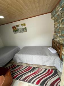 Rúm í herbergi á hospedaje lapislázuli