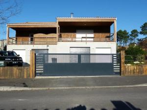 レ・マトゥにあるMaison familiale à Les Mathes avec jardin et saunaの前に柵がある家