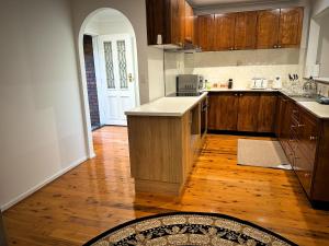 O bucătărie sau chicinetă la Sydney Blue Mountain Haven 4BR