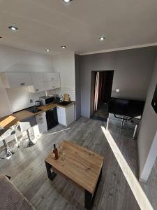 Una sala de estar con una mesa y una cocina. en Lubawskie Zacisze, en Lubawka