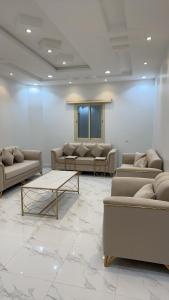 a waiting room with couches and a table at فيلا بحوش خاص in Al Baha