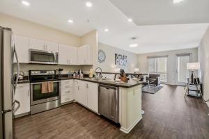 Nhà bếp/bếp nhỏ tại Global Luxury Suites Mission Valley