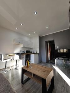 sala de estar con mesa de madera y cocina en Lubawskie Zacisze, en Lubawka 6 fotos más