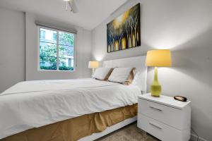 Giường trong phòng chung tại Global Luxury Suites Mission Valley +21 ảnh