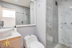 un bagno con wc, lavandino e doccia di Aria Living 401 - Sophisticated Living in Laureles a Guayaquil Altre 12 foto