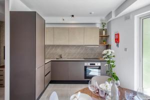 a kitchen with a table with chairs and a table sidx sidx sidx at Luxury Apartment Heart of St Julians Sleeps 5 in San Pawl il Bahar