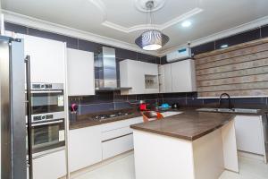 Η κουζίνα ή μικρή κουζίνα στο Oyster Shell Apartments