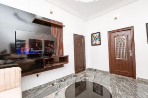 Μια τηλεόραση ή/και κέντρο ψυχαγωγίας στο Oyster Shell Apartments