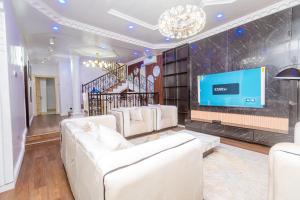 Μια τηλεόραση ή/και κέντρο ψυχαγωγίας στο Oyster Shell Apartments