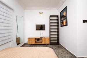 Μια τηλεόραση ή/και κέντρο ψυχαγωγίας στο Oyster Shell Apartments