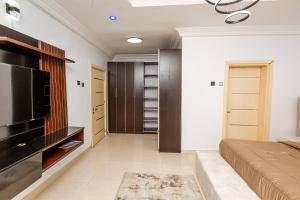 Μια τηλεόραση ή/και κέντρο ψυχαγωγίας στο Oyster Shell Apartments