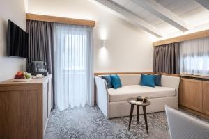 Televízia a/alebo spoločenská miestnosť v ubytovaní Hotel Lajadira & Spa
