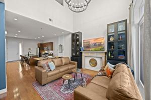 Χώρος καθιστικού στο Exquisite Condo with Views in Trendy NuLu District +52 φωτογραφίες