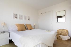 Postel nebo postele na pokoji v ubytování Bright Apartment In Gava Mar