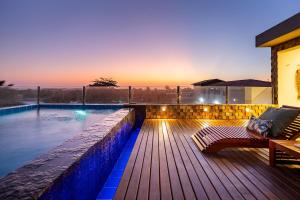 una piscina con un banco en una terraza de madera en Arara house 2, en Jericoacoara