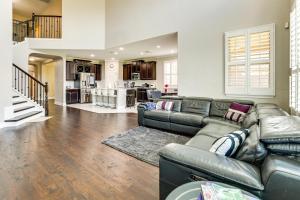 HelotesGroup Getaway with Home Theater in San Antonio!的带皮沙发的客厅和厨房
