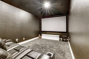 Group Getaway with Home Theater in San Antonio!客房内的一张或多张床位