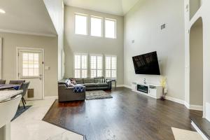 Group Getaway with Home Theater in San Antonio!的电视和/或娱乐中心