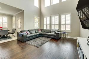 Group Getaway with Home Theater in San Antonio!的休息区