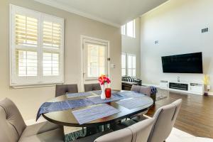 Group Getaway with Home Theater in San Antonio!的电视和/或娱乐中心