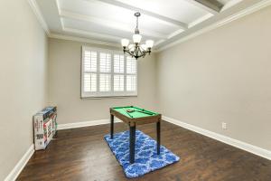 Group Getaway with Home Theater in San Antonio!内部或周边的乒乓球设施
